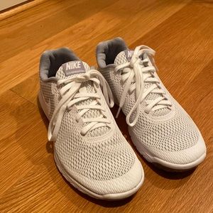 Nike - Womens size 7.5 grey and white sneakers
